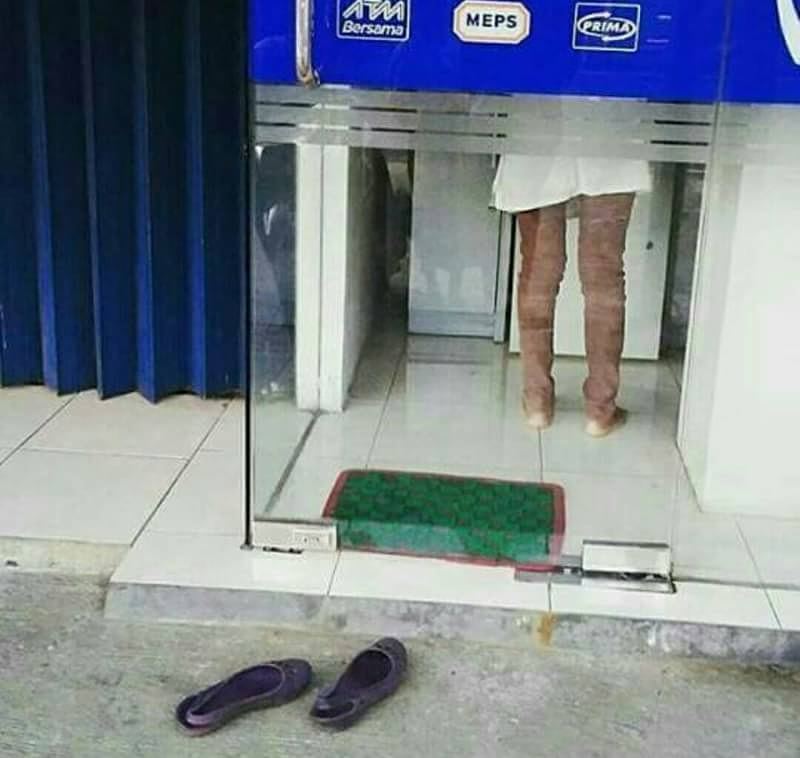 Aksi emak-emak yang kocak saat narik duit di ATM yang bikin mengocok perut